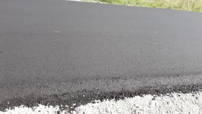 New asphalt edge against the gravel shoulder